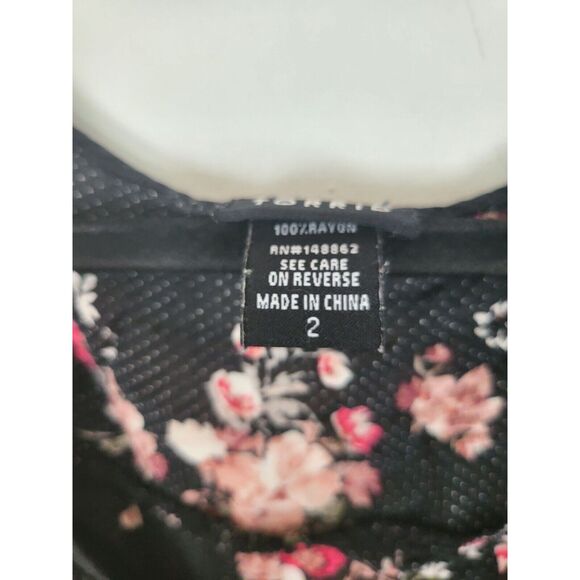 Torrid Blouse 2X Womens Plus Size Black Floral Cap Sleeve Button Front V Neck - Picture 4 of 9